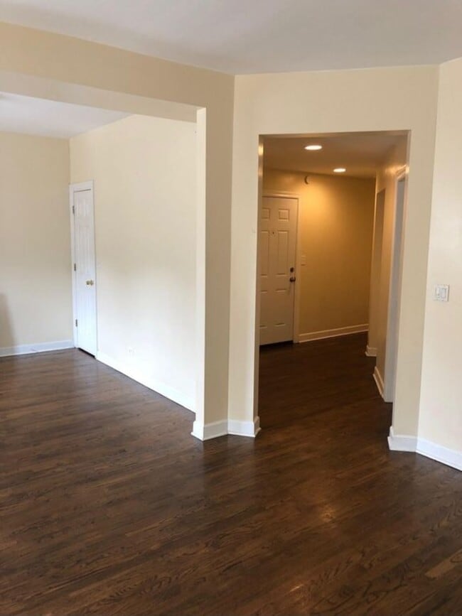 Building Photo - 704 E 50th Pl