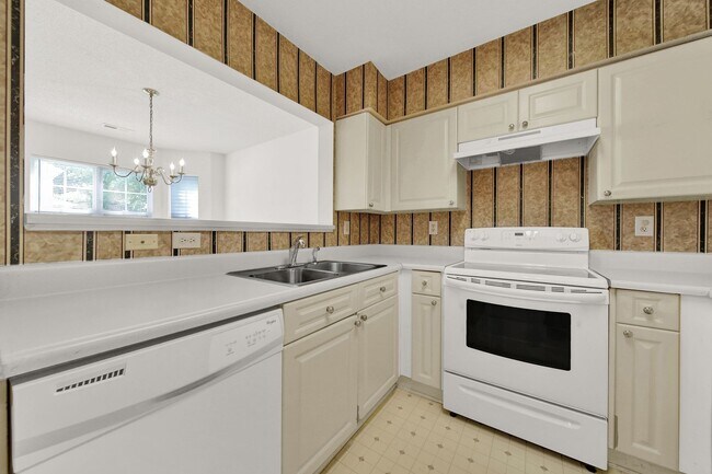 Building Photo - Lovely Townhome in Matthews