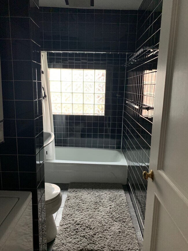 BATH - 344 W Armitage Ave