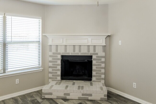 Building Photo - 5105 Raymond Dr