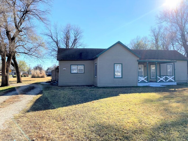 Building Photo - 2 Bedroom Home With Fenced in Yard