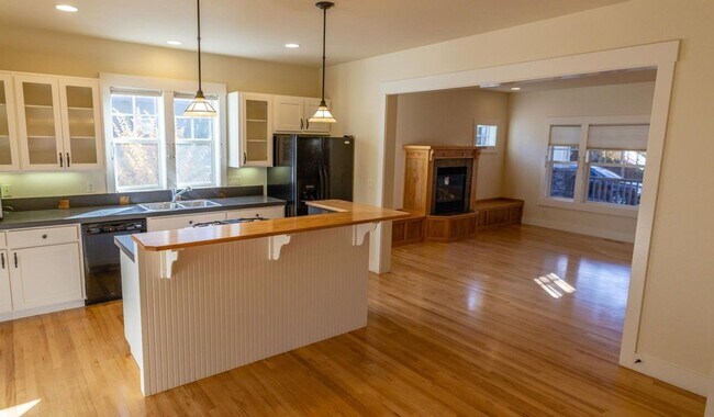 Building Photo - 1690 N W Lepage Pl