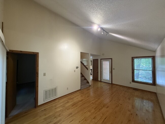 Building Photo - 113 S Peak Dr