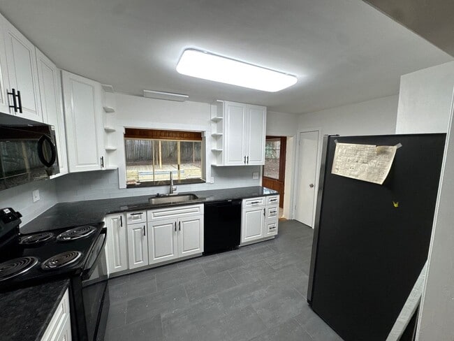 Foto del edificio - 4 bedroom 2.5 bath house with large yard!!