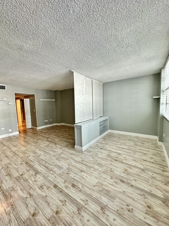 Building Photo - 905 Brickell Bay Dr