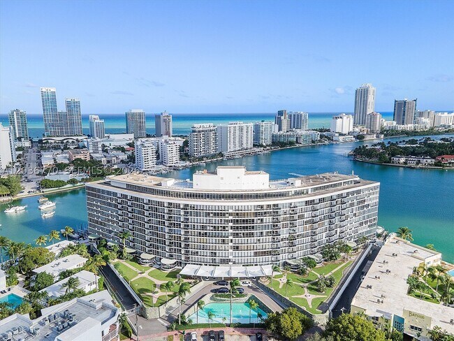 Foto del edificio - 900 Bay Dr E