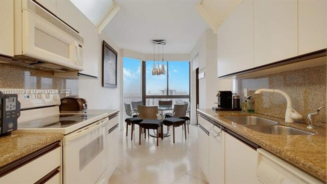 Foto del edificio - 1000 W Island Blvd