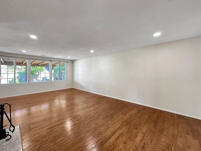 Building Photo - Charming 4BD/2BA House in San Carlos W/ W/...