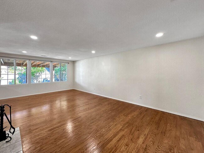 Foto del edificio - Charming 4BD/2BA House in San Carlos W/ W/...