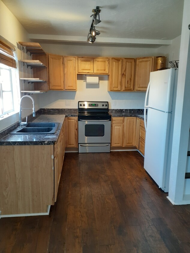 Primary Photo - 1130 E Gurley St