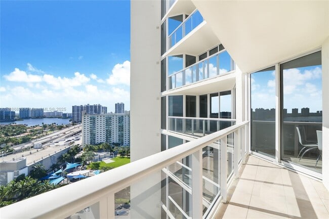 Foto del edificio - 19333 Collins Ave