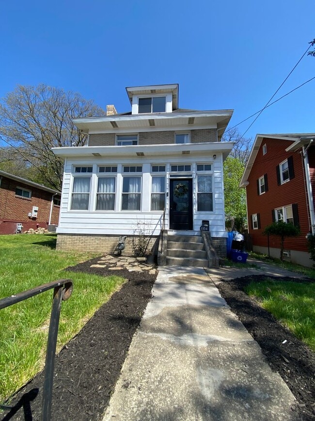 Building Photo - Updated 3 Bedroom home with modern amenities!