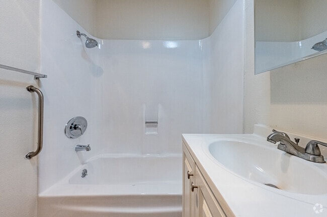 1 habitación, 1 baño - 600 pies cuadrados - Baño - La Puente Garden Apts