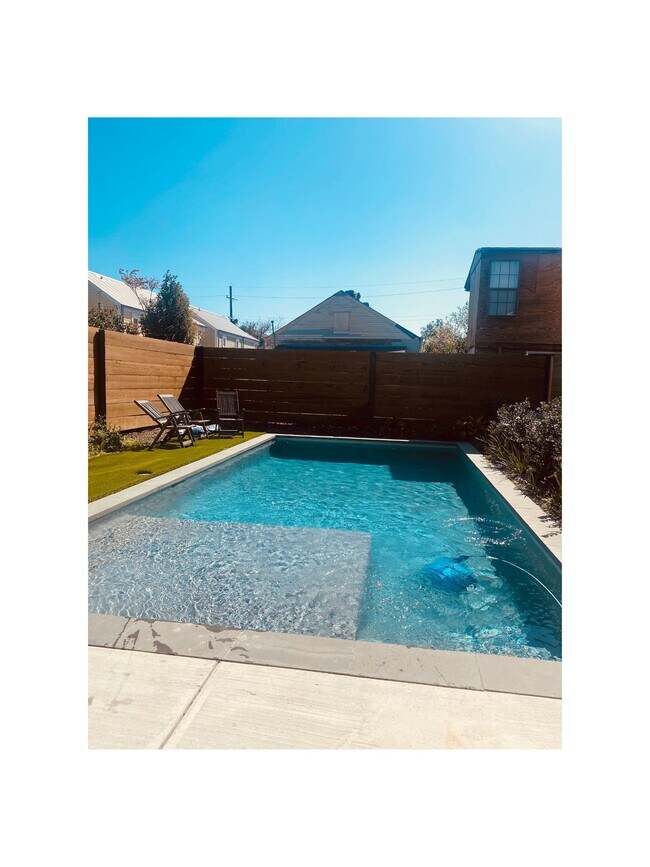 Building Photo - 725 Desire St