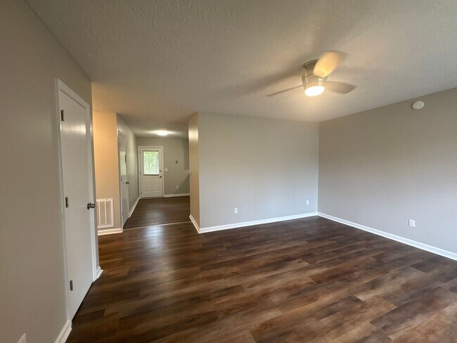 Foto del edificio - Renovated 2 Bedroom Duplex in Manchester!