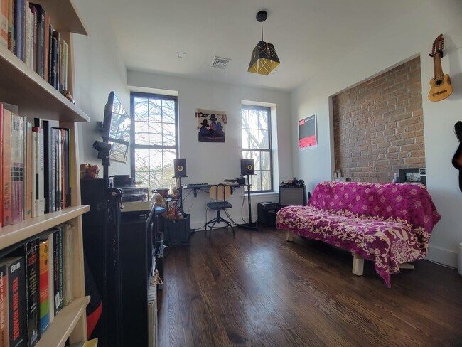 Foto del edificio - 1043 Jefferson Ave