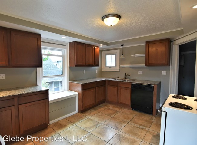 Building Photo - 2 br, 1 bath Apartment - 7 Elm