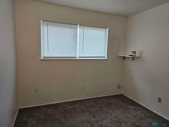 Foto del edificio - 300 Circle Dr