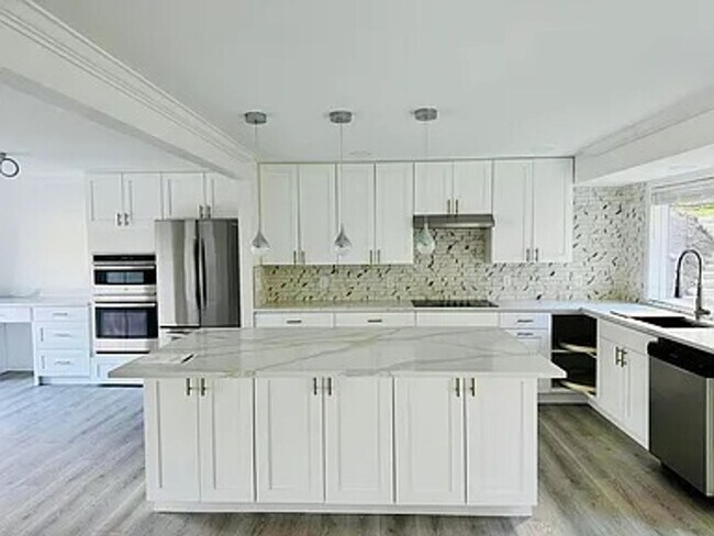 Foto del edificio - 5 bed 4 bath home in somerset available 9/1