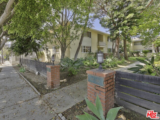 Foto del edificio - 1217 N Crescent Heights Blvd