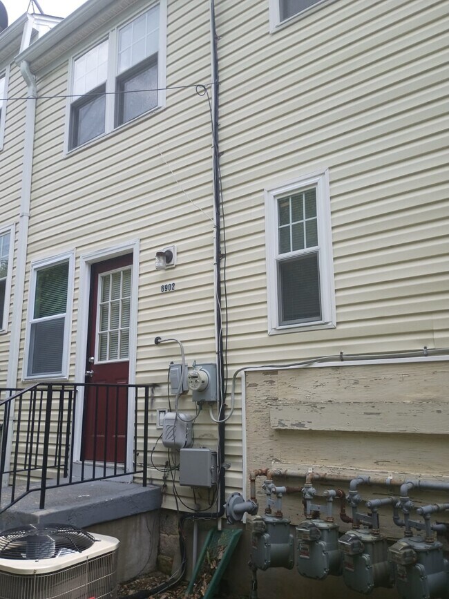 Building Photo - 6902 Hawthorne St