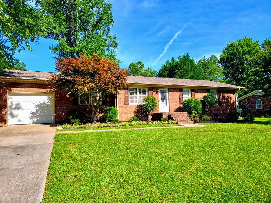 Foto principal - 3 Bedroom Brick Home