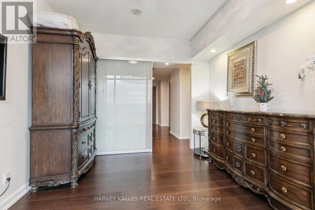 Photo du bâtiment - 1 Bloor St E