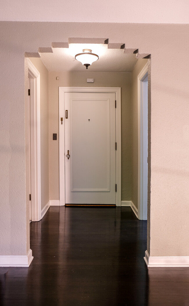 Apartment Foyer - 519 W Roy St
