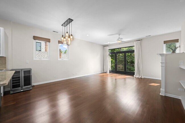 Foto del edificio - 876 N Hermitage Ave