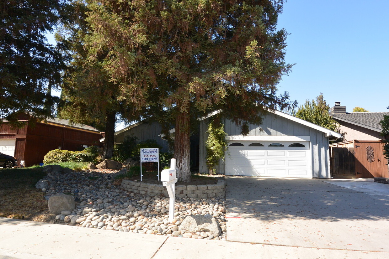 Primary Photo - SW 3 Bedroom 2 Bath home with Pool. Yard C...