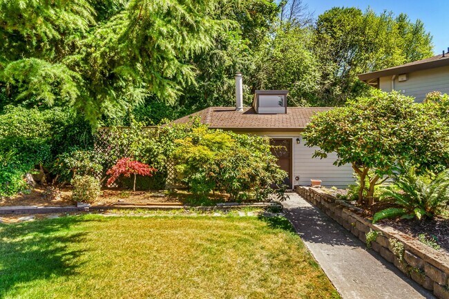 Building Photo - Very Spacious 1 Bedroom 1 Bathroom Mountla...