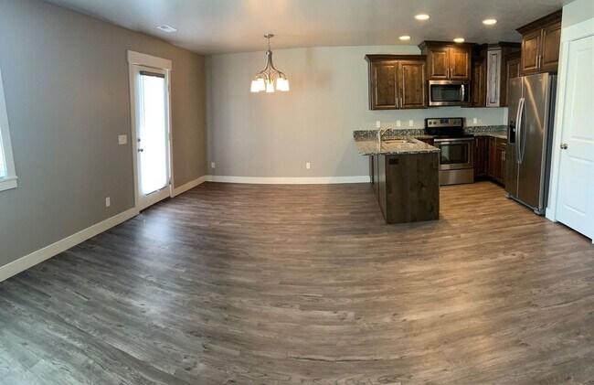 Building Photo - Spacious Townhome with 1 car garage w/ Mountain Views