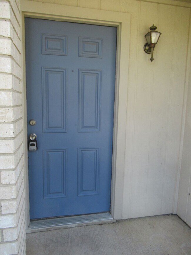 Building Photo - GREAT LOCATION!! 3/2/2 HOME FOR LEASE IN S...