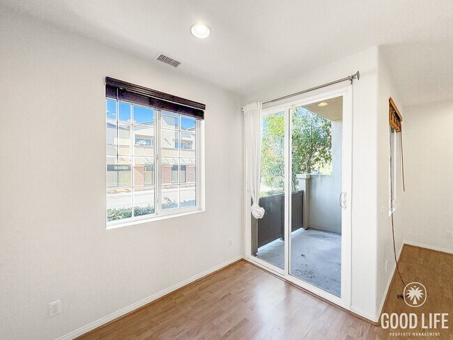 Foto del edificio - Beautiful 3B/3BA Townhome in Gated Communi...