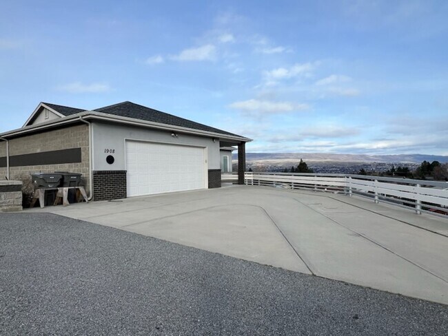 Building Photo - Views, views,views! 4 bed/2.5 bath with pl...
