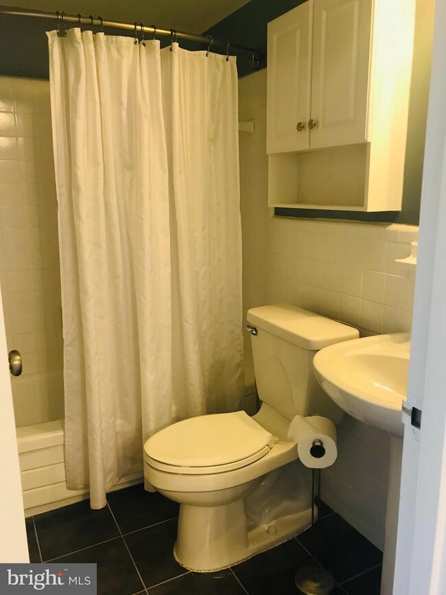 Foto del edificio - 4390 Lorcom Ln