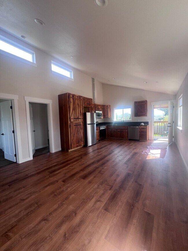 Foto del edificio - 2 Bedroom 1 bath house with extra large double car garage and extra storage space!