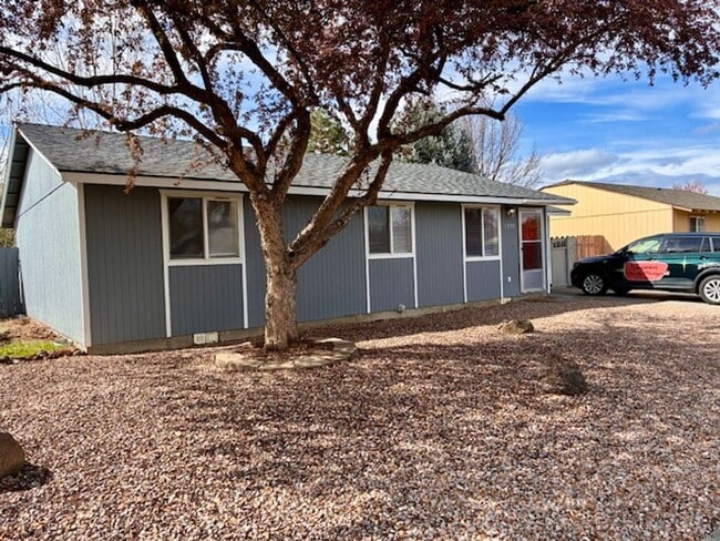 Building Photo - Charming 3-Bedroom Single-Level Home with Spacious Yard!