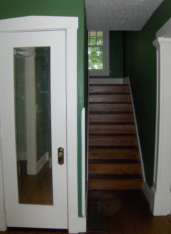 Hermosa madera dura - 912 N Rebecca Pl