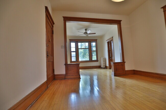 Building Photo - 1403 N Wicker Park Ave