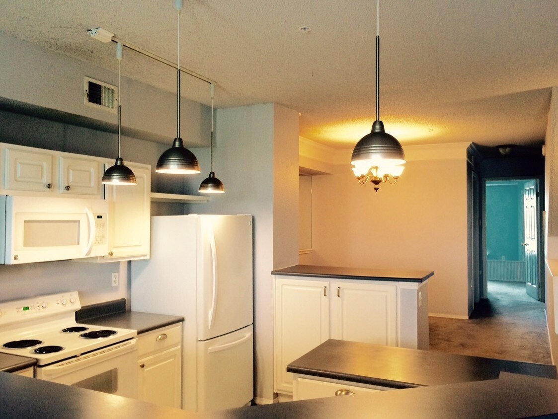 Lovely Two Bedroom Condo with Fire Place, W/D, garage, and tons of community extras! (Concord) - Lovely Two Bedroom Condo with Fire Place, W/D, garage, and tons of community extras! (Concord)