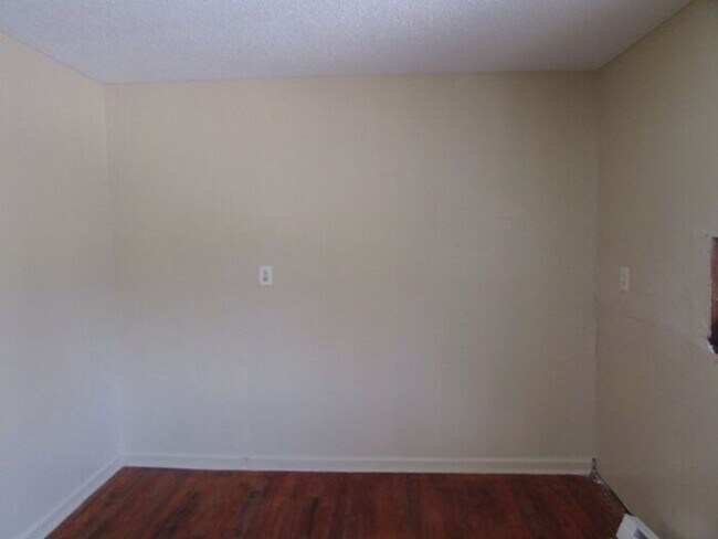 Building Photo - Centrally Located!