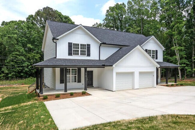 Foto del edificio - Luxury Townhouse in Sherrills Ford