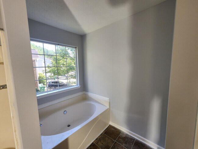 Building Photo - Amazing Move In Ready 4 Bedroom 2.5 Bath H...