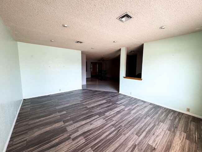 Building Photo - "Charming 3-Bed Oasis with 2 Baths and 170...