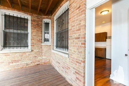 Building Photo - 326 W Dickens Ave
