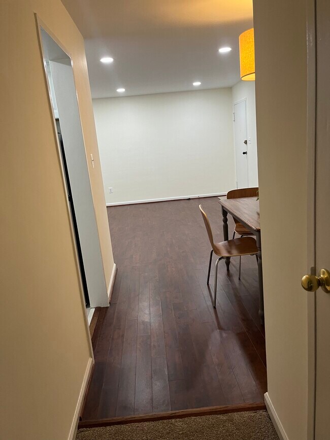 Building Photo - 2030 N Vermont St