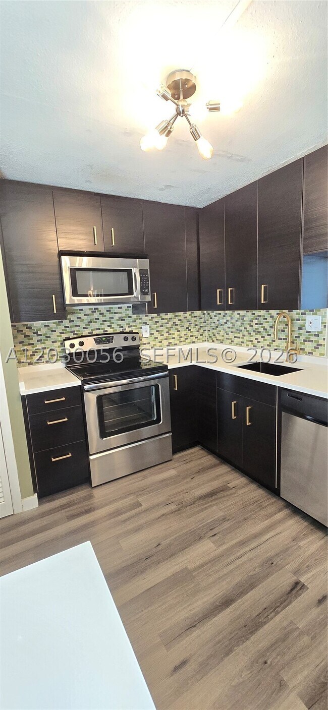 Foto del edificio - 1201 NE 191st St