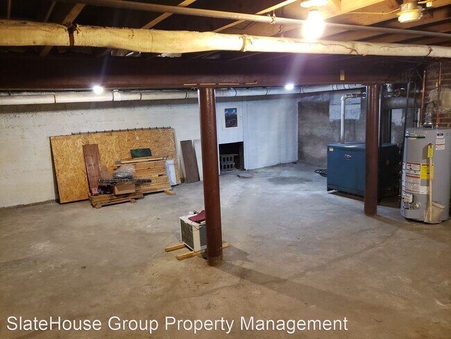 Building Photo - 4 br, 1.5 bath House - 670 Main St