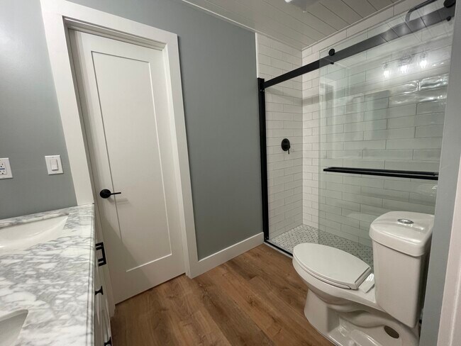 Bath - 1822 N Rock Springs Rd NE